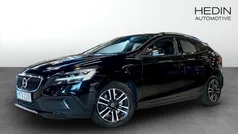 Svart (black) Begagnad 2018 Volvo V40 CC Kombi | 169 900 kr (Marknadspris)