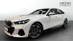 Vit (white) Begagnad 2025 BMW 530e Comfort Edition Sedan | 628 700 kr (Superpris)