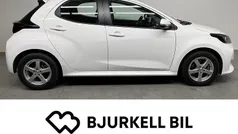 Vit Begagnad 2022 Mazda 2 Halvkombi | 194 900 kr (Marknadspris)