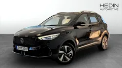 Svart (black) Begagnad 2022 MG ZS Luxury Sedan | 249 900 kr (Superpris)