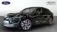 Svart (black) Begagnad 2022 Ford Mustang Mach-E SUV | 434 900 kr (Marknadspris)