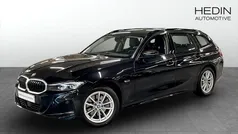 Svart (black) Begagnad 2022 BMW 330e Shadowline Kombi | 332 700 kr (Marknadspris)