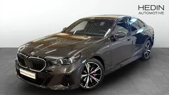 Grå (black) Begagnad 2025 BMW 530e M Sport Sedan | 688 700 kr (Superpris)