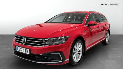 Röd Begagnad 2020 VW Passat GTE Kombi | 219 000 kr (Marknadspris)