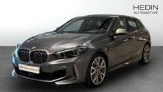 Grå (grey) Begagnad 2022 BMW M135 Comfort Edition Halvkombi | 389 900 kr (Marknadspris)