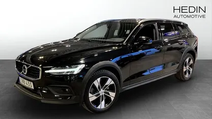 Svart Begagnad 2021 Volvo V60 CC Momentum Kombi | 299 900 kr (Marknadspris)