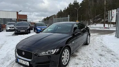 Begagnad Jaguar XE 180 HK (132 kW) 2019 Svart Sedan