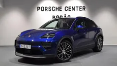 Blå (blue) Ny 2025 Porsche Macan SUV | 1 172 700 kr (Marknadspris)