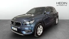 Mörkblå (blue) Begagnad 2021 Volvo XC40 Momentum SUV | 299 900 kr (Marknadspris)