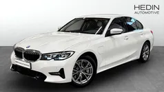 Vit (white) Begagnad 2020 BMW 330e Sport Line Sedan | 328 700 kr (Marknadspris)