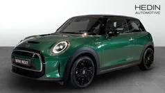 Grön (green) Begagnad 2022 Mini Cooper SE Halvkombi | 238 700 kr (Marknadspris)