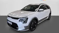Snow white pearl metallic Begagnad 2023 Kia e-Niro Advance SUV | 429 900 kr