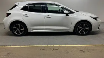 Begagnad 2023 Toyota Corolla Hybrid Plus Halvkombi | 269 900 kr (Bra pris)