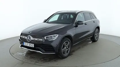 Grå Begagnad 2021 Mercedes GLC300e AMG line SUV | 367 000 kr (Marknadspris)