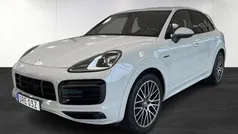 Ljusgrå (grey) Begagnad 2023 Porsche Cayenne Platinum Edition SUV | 899 900 kr (Bra pris)