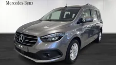 Grå Begagnad 2023 Mercedes 180 Sedan | 373 910 kr (Marknadspris)