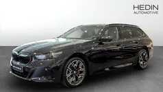 Svart (black) Begagnad 2025 BMW 530e M Sport Kombi | 724 700 kr (Marknadspris)