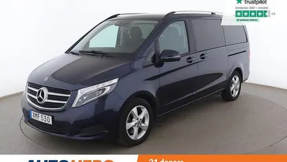 Mörkblå (blå) Begagnad 2018 Mercedes V220 Minibuss | 428 000 kr (Marknadspris)
