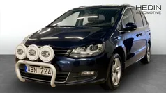 Mörkblå (blue) Begagnad 2013 VW Sharan Minibuss | 138 800 kr (Marknadspris)