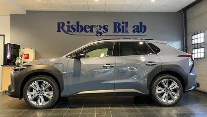 Grå Begagnad 2024 Subaru Solterra SUV | 479 900 kr (Marknadspris)