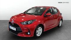 Röd (red) Begagnad 2022 Toyota Yaris Hybrid Active Halvkombi | 204 900 kr (Marknadspris)