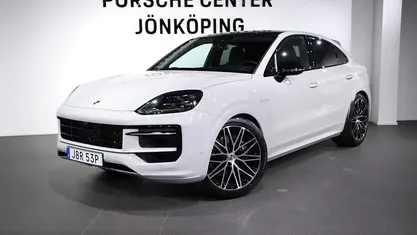 Begagnad Porsche Cayenne E-Hybrid Coupe Black Edition 469 HK (344 kW) 2025 Sportkupé