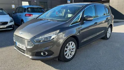 Grå Begagnad 2017 Ford S-MAX Titanium Minibuss | 153 000 kr (Bra pris)