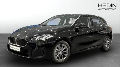 Svart Begagnad 2025 BMW 120 Shadowline Halvkombi | 339 700 kr (Superpris)