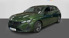 Grön (olivgrön metallic) Begagnad 2022 Peugeot 308 Active Halvkombi | 219 200 kr (Marknadspris)