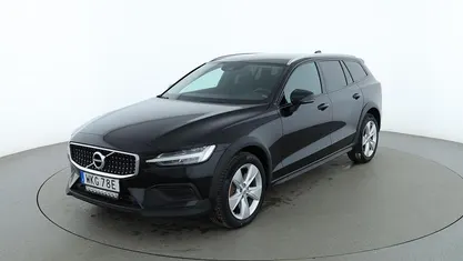 Svart Begagnad 2021 Volvo V60 CC Momentum Kombi | 282 000 kr (Marknadspris)