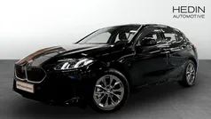 Svart Begagnad 2025 BMW 120 Halvkombi | 314 700 kr