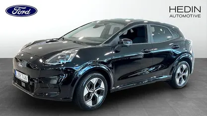 Svart (black) Ny 2025 Ford Puma Gen-E SUV | 397 375 kr (Marknadspris)