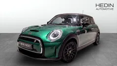 Grön (green) Begagnad 2022 Mini Cooper SE Halvkombi | 218 700 kr (Marknadspris)