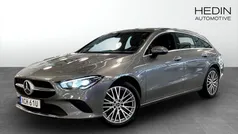 Mörkgrå (grey) Begagnad 2022 Mercedes CLA250e Sedan | 339 900 kr (Marknadspris)