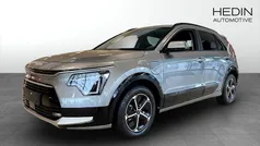 Grå (grey) Ny 2025 Kia Niro Advance SUV | 391 900 kr (Marknadspris)