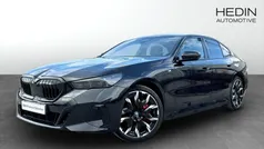 Svart (black) Begagnad 2023 BMW 550e M Sport Sedan | 898 700 kr (Marknadspris)