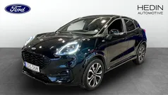 Svart (black) Begagnad 2022 Ford Puma ST-Line Halvkombi | 199 900 kr (Marknadspris)
