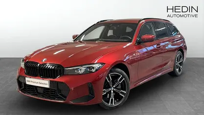 Röd (red) Begagnad 2024 BMW 330e Shadowline Kombi | 494 700 kr