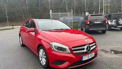 Begagnad Mercedes A180 Urban 109 HK (80 kW) 2015 Röd Halvkombi