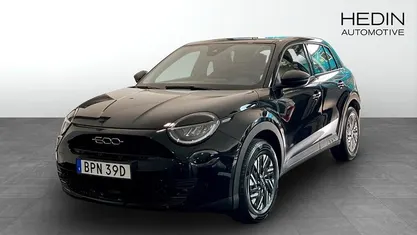 Svart (black) Ny 2025 Fiat 600 Lounge Halvkombi | 350 800 kr (Marknadspris)