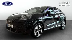 Svart (black) Ny 2025 Ford Puma Gen-E SUV | 398 000 kr (Marknadspris)