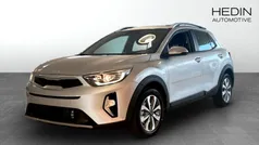 Grå (silver) Ny 2025 Kia Stonic 4 SUV | 277 900 kr (Marknadspris)
