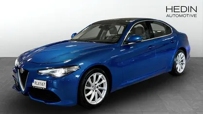 Blå (blue) Begagnad 2017 Alfa Romeo Giulia Veloce Sedan | 209 900 kr (Bra pris)