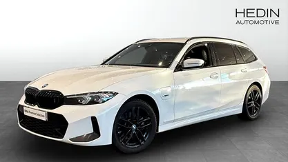 Vit Begagnad 2023 BMW 330e M Sport Kombi | 369 700 kr (Lite dyr)