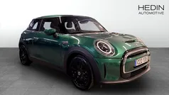 Grön (green) Begagnad 2022 Mini Cooper SE Comfort Halvkombi | 218 700 kr (Marknadspris)