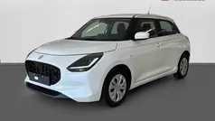 Pure white pearl Ny 2025 Suzuki Swift Comfort Halvkombi | 226 800 kr (Marknadspris)