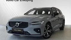 Grå Begagnad 2023 Volvo V60 Plus Kombi | 379 900 kr (Marknadspris)