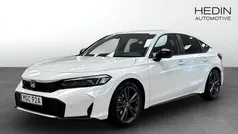 Vit (white) Ny 2025 Honda Civic Hybrid Halvkombi | 371 800 kr (Bra pris)
