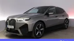 Grå Begagnad 2023 BMW iX Sport Line SUV | 730 900 kr (Marknadspris)
