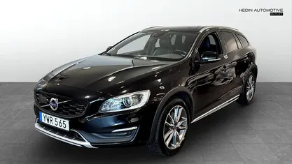 Svart Begagnad 2017 Volvo V60 CC Kombi | 179 900 kr (Marknadspris)
